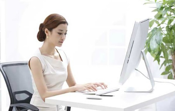 Ngồi đúng tư thế làm việc để bảo vệ đôi mắt của bạn