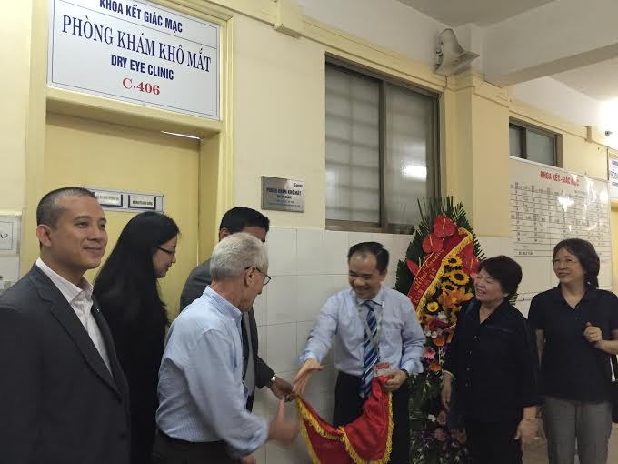 Bác sĩ Hiệp tại phòng khám mắt trong bênh viện Mắt Trung Ương