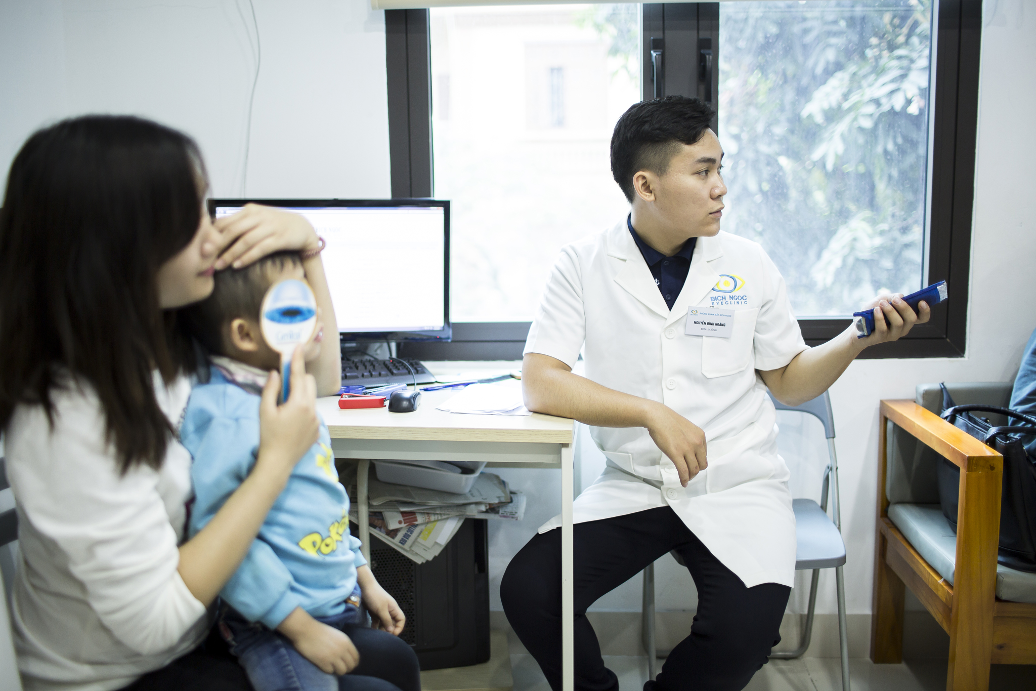 Hãy đưa con bạn đến bác sĩ khám mắt nếu phát hiện những dấu hiệu lạ về mắt