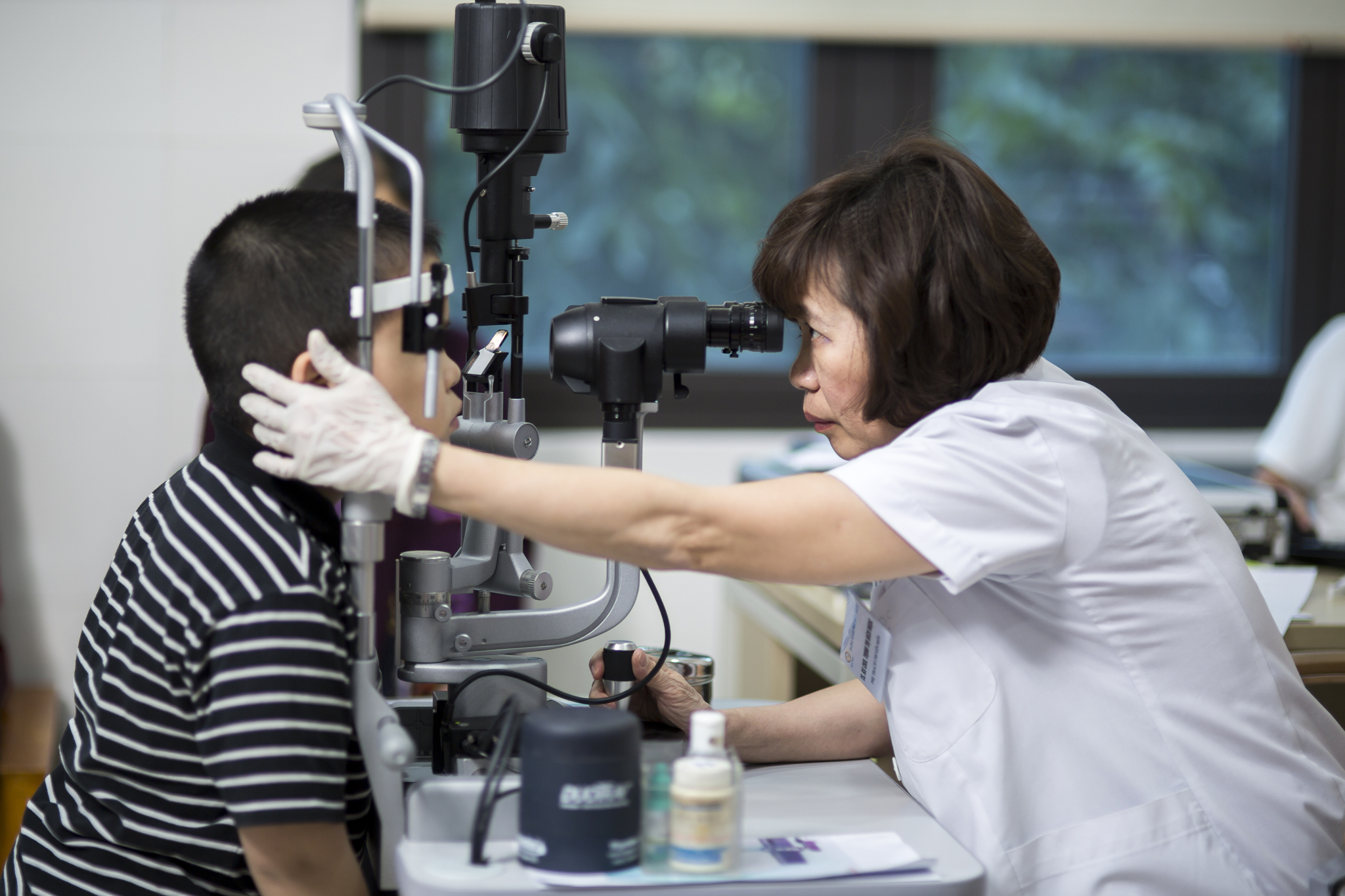 bac-si-mat-cho-tre-em-6 Bác sĩ mắt giỏi tại Hà Nội đang khám mắt cho trẻ em tại Phòng khám mắt uy tín tại Hà Nội
