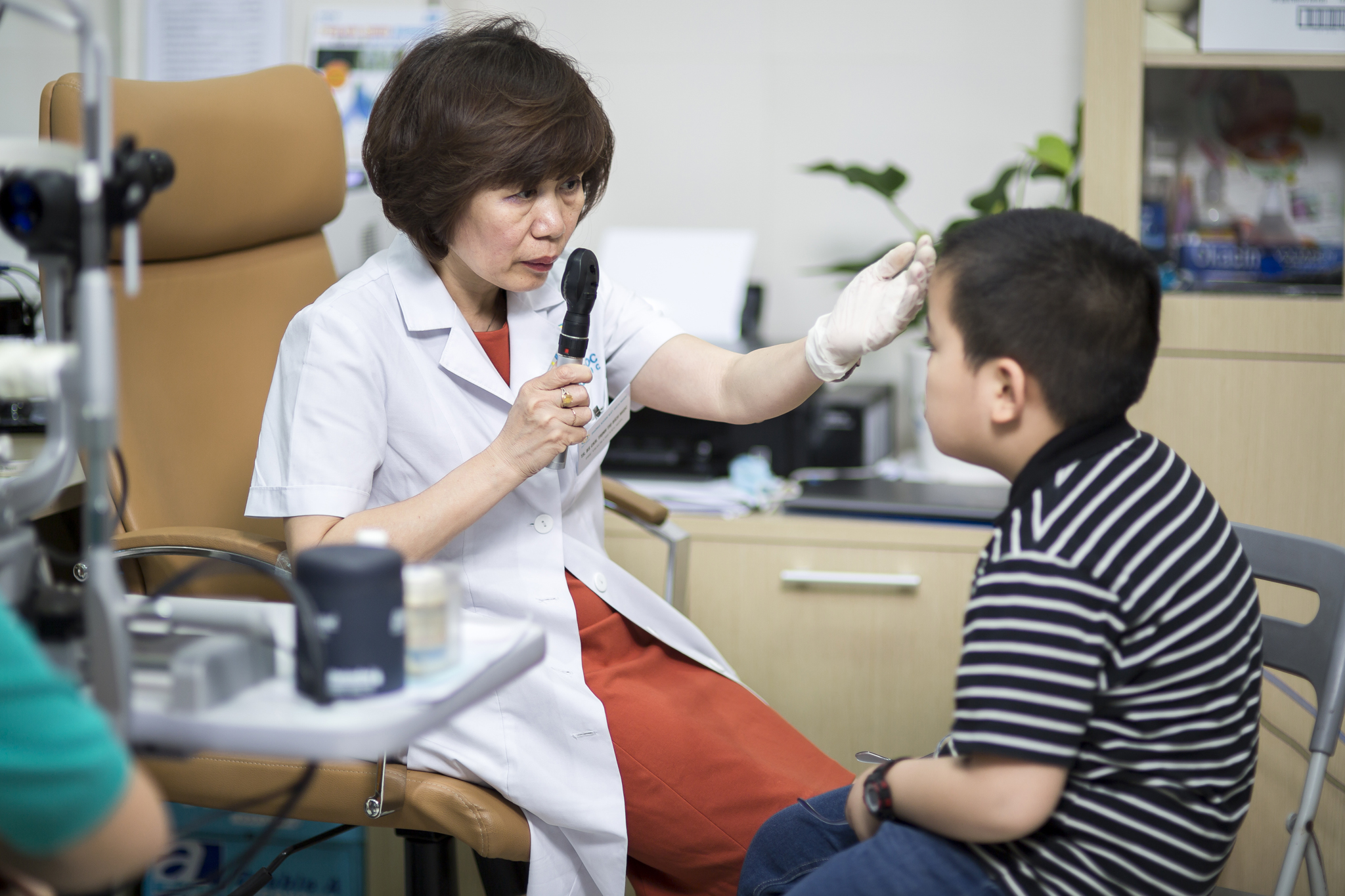 bac-si-mat-cho-tre-em-8 Bác sĩ Ngọc phố Huế đang khám mắt cho trẻ em tại phòng khám