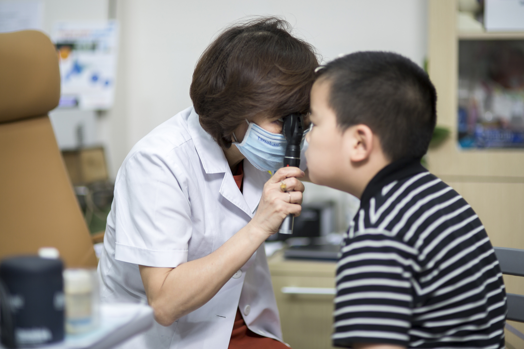 bac-si-mat-cho-tre-em-9 Bác sĩ Ngọc đang khám mắt cho trẻ em tại Phòng khám mắt phố Huế