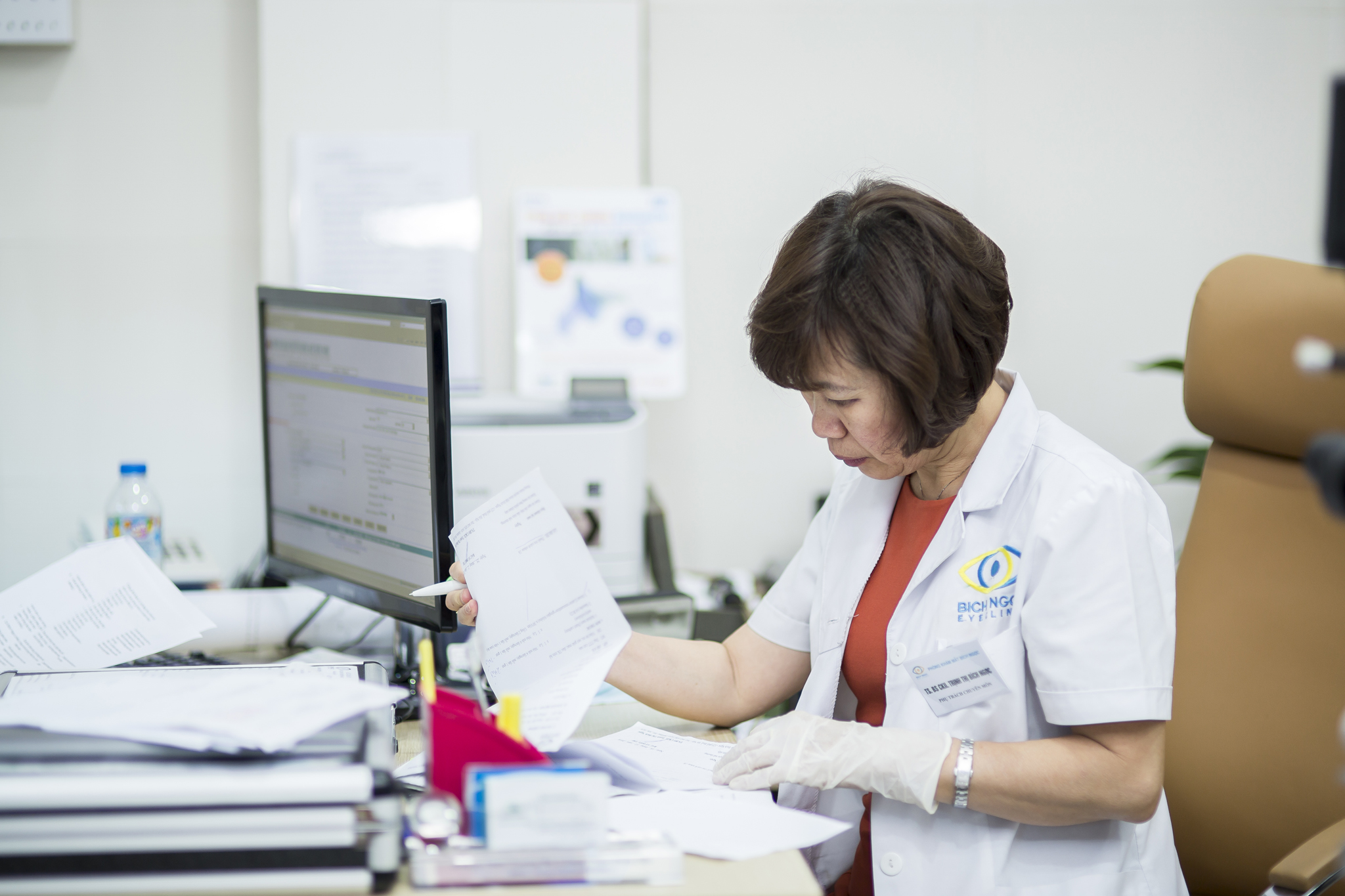 Bác sĩ Ngọc tự tay kê đơn, phát thuốc cho người bệnh khi đến phòng khám mắt tư nhân