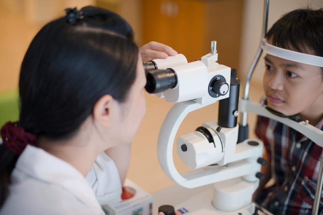 Kịp thời phát hiện các chứng bệnh cận thị ở trẻ em sớm để làm giảm nguy cơ mắc các bệnh  về mắt của trẻ