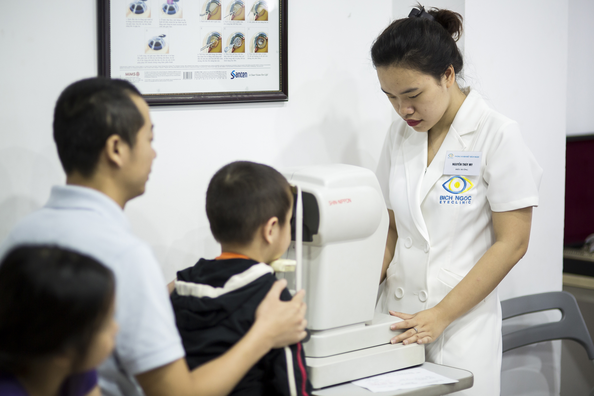 Bác sĩ khám mắt cận thị cho trẻ em tại phòng khám mắt Bích Ngọc