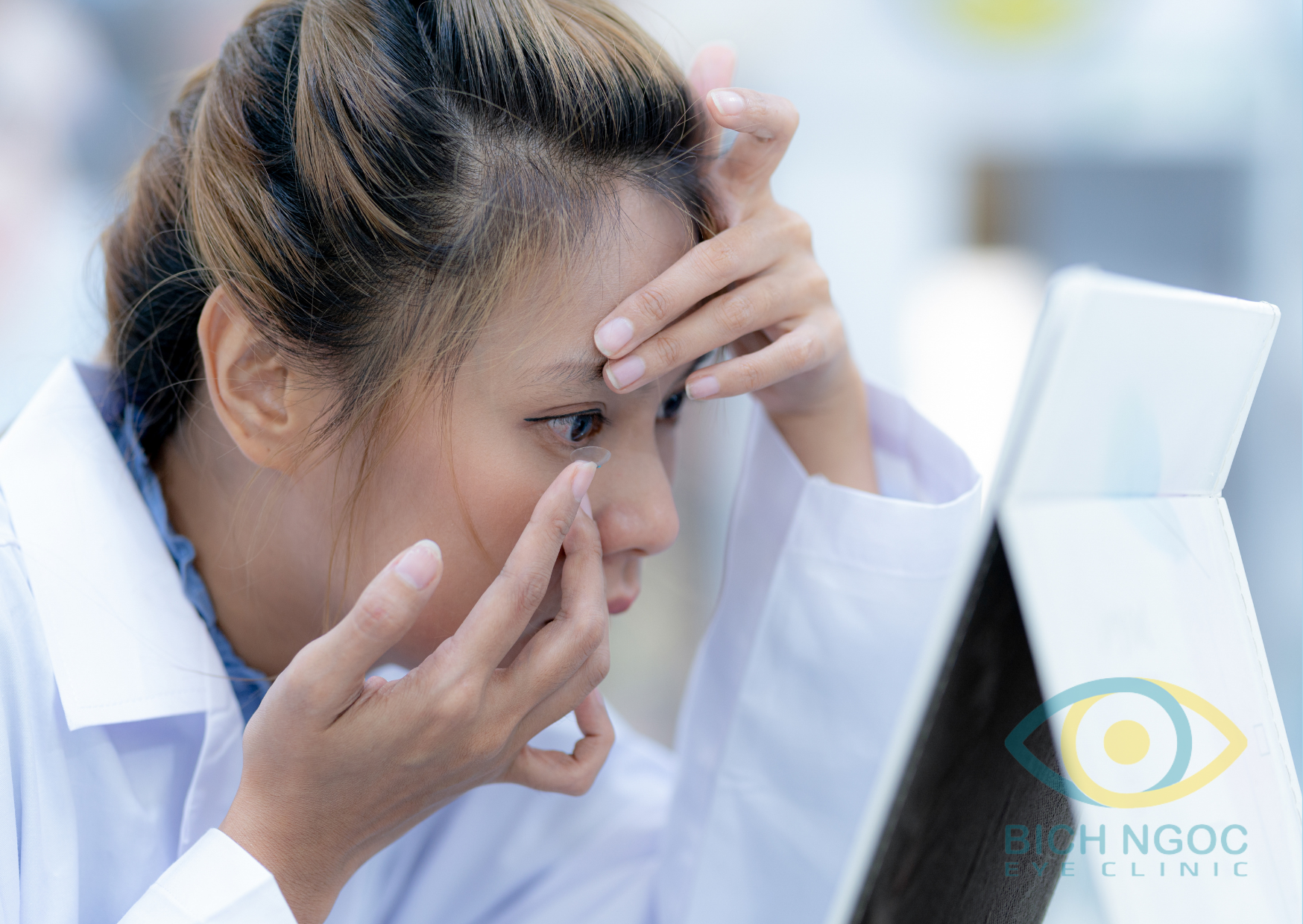 ngứa khóe mắt khi đeo kính áp tròng